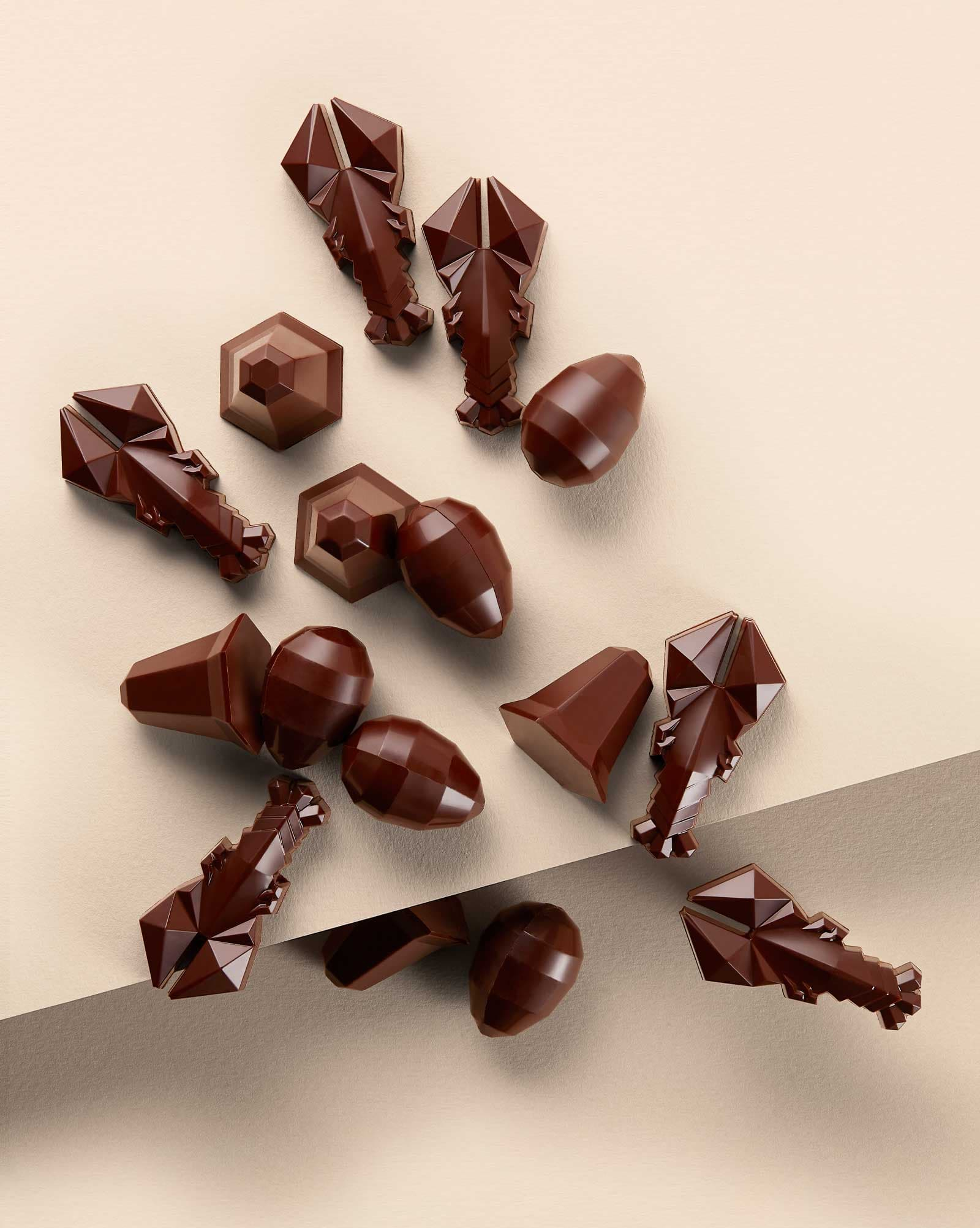 Osterpralinen aus Zartbitterschokolade und Praliné