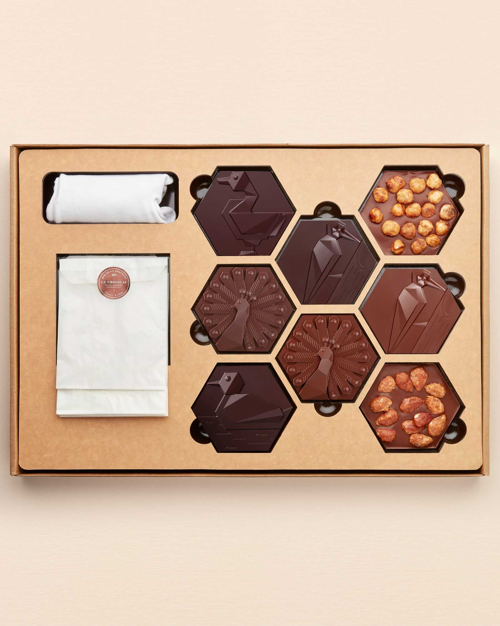 Geschenkbox mit Oster-Pralinen zum Verstecken