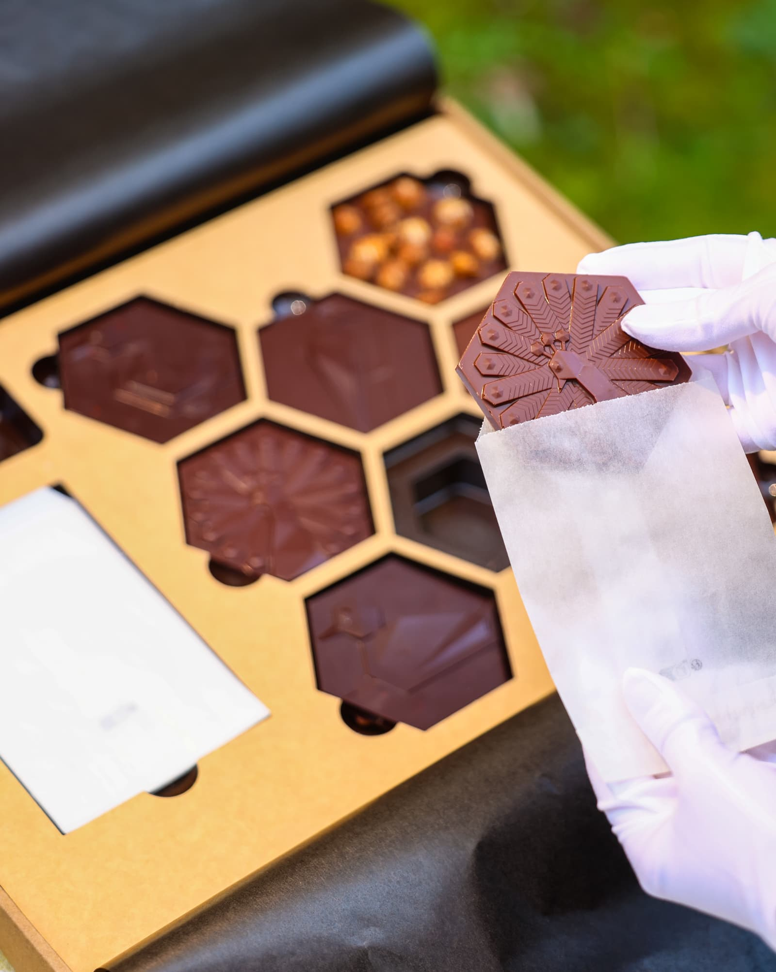 Geschenkbox mit Oster-Pralinen zum Verstecken