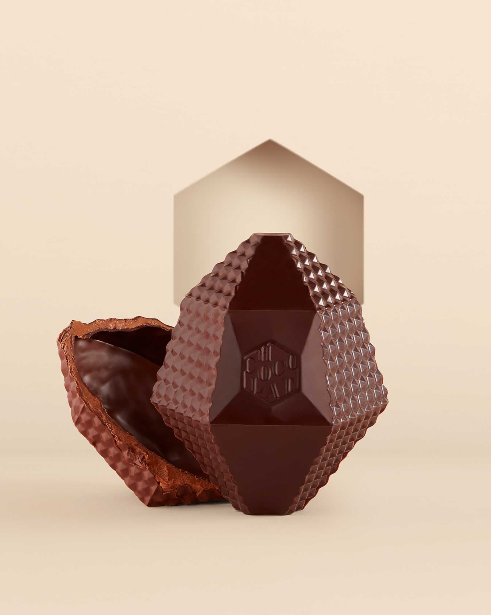 FACETED EGG